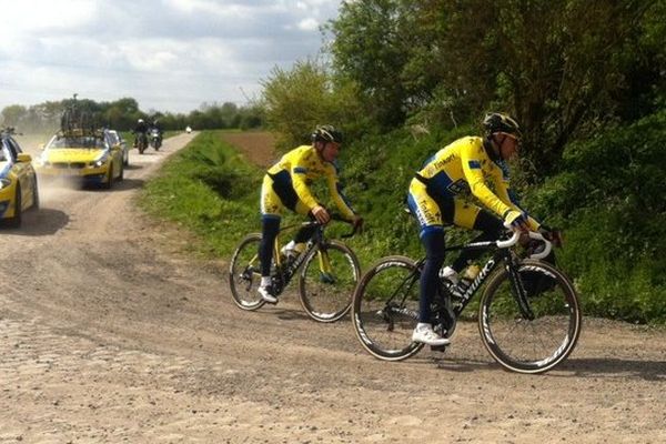 Alberto Contador, au premier plan, à Bersée ce lundi.