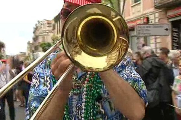 Swing, be-bop et charleston : Jusqu'au 25 mai à Châtel-Guyon dans le Puy-de-Dôme, le "jazz à danser" de la Nouvelle Orléans envahit les rues de la cité thermale.