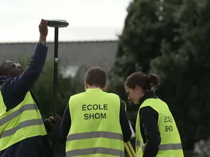 Le SHOM (Service hydrographique et océanique de la Marine) dispose de sa propre école à Brest . Ici, des élèves dont René, militaire congolais (à gauche).