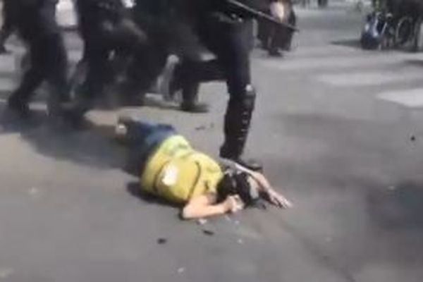 vidéo sur twitter : une Gilet Jaune, membre des réfractaires du 80 perd connaissance après avoir reçu un coup de matraque dans la nuque.