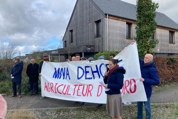 Une quarantaine de militants d'extrême droite se sont rassemblés à Dol-de-Bretagne pour s'opposer au projet de centre d'hébergement de mineurs non accompagnés.