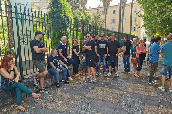 Une trentaine de membres et sympathisants du STC s’est rassemblée devant les grilles de la Collectivité de Corse.