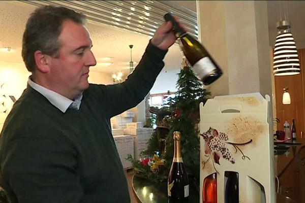 Xavier Baril, du domaine Fernand Engel,  prépare le conditionnement du Crémant pour les fêtes de fin d'année