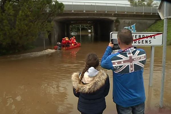 Ce lundi à Roquebrune-sur-Argens pendant une intervention des pompiers pour secourir un couple réfugié sur le toit de sa voiture.