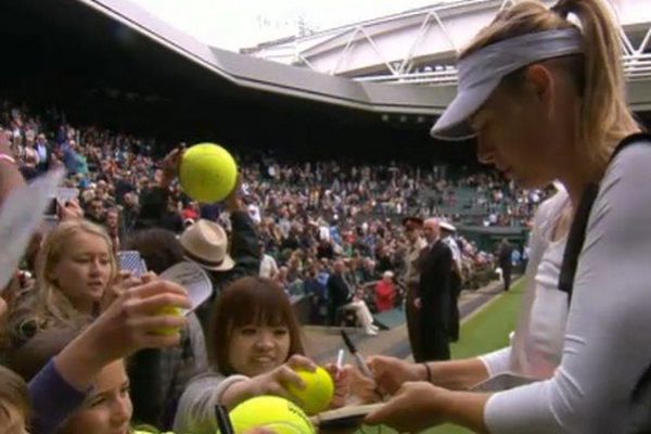 Maria Sharapova signe des autographes après sa victoire sur Kristina Mladenovic. 