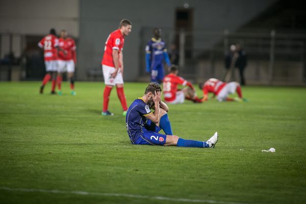 Les Valenciennois (en bleu) ramènent une nouvelle défaite.