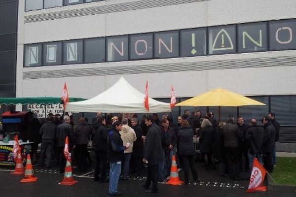 Ce lundi matin, devant les locaux d'Alcatel-Lucent à Colomiers.