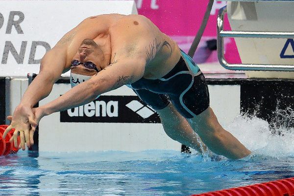 Camille Lacourt, le dossiste français quadruple champion du monde, se rend dans la Principauté dans le cadre de sa préparation pour les JO de Rio.