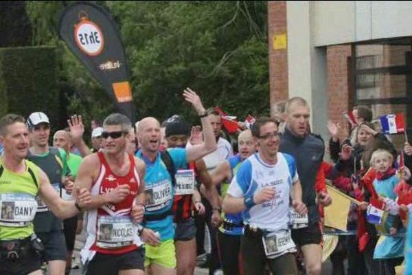 Le meneur d'allure avec sa flamme. Il doit mener son groupe pour faire le marathon en 3h15