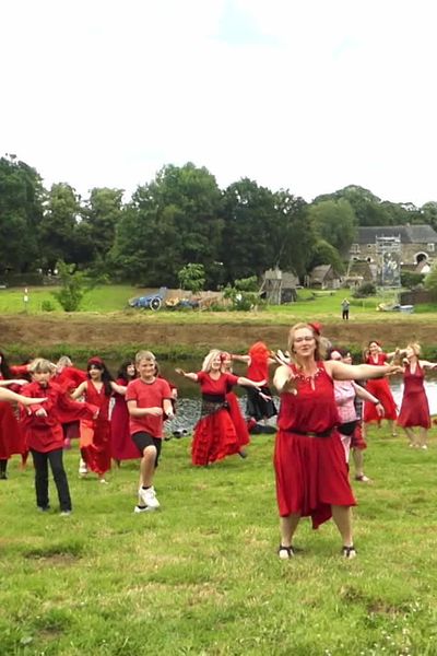 Une bande d'Anglais expatriés organisait ce dimanche 21 juillet un flash mob, à l'abbaye de Bon Repos. Un spectacle caritatif, un rien déjanté, sur un air connu de la fin des années 70.