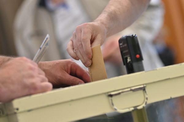 Les élections législatives anticipées sont organisées le 30 juin et le 7 juillet (illustration).