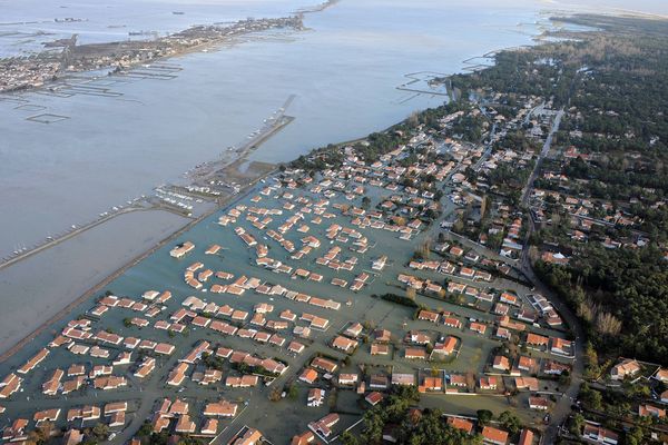 Vue aérienne des communes de la Faute sur mer et L'aiguillon sur mer.  Après le passage de la tempête Xynthia, qui a dévasté une partie du département de la Vendée. La Faute sur Mer, à gauche L'aiguillon, au fond Le Génie et Les Sablons 