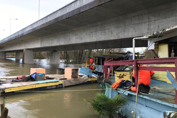 Intervention des pompiers sur les quais de la Charente afin de ré-amarrer une barge qui menaçait d’être emportée par les eaux et risquait d'endommager les écluses.