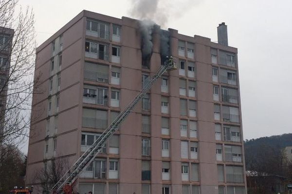 Un violent incendie rue de la Pelouse à Besançon