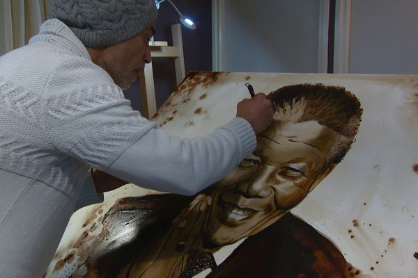 Tida Anaibar peint ses tableaux avec du café.