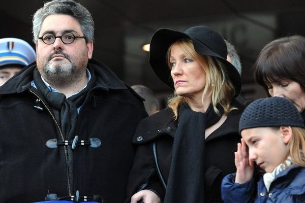 La veuve de Michel Renaud, entourée de sa fille et du maire Olivier Bianchi, lors de la marche républicaine qui a réuni 50.000 personnes à Clermont-Ferrand le 11/01/15.