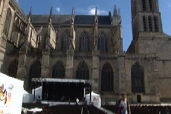 Derniers préparatifs avant concert aujourd'hui place Saint-Etienne à Limoges