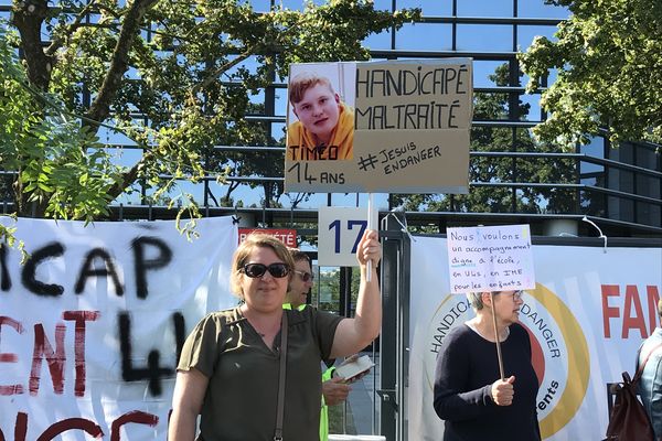 Devant l'ARS, des pancartes lourdes de sens comme celle que brandit la maman de Timéo.