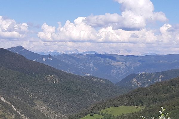 Vue sur le Vercors, dans le sud de la Drôme, juin 2019. 