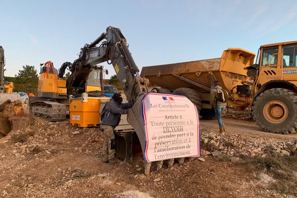 Les associations bloquent le chantier Boralex de Cruis depuis le mois d'août 2023, mais conduisent silencieusement une autre bataille sur le terrain juridique et administratif.