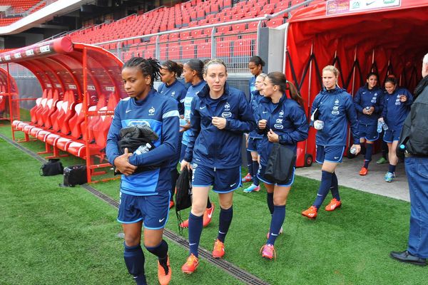 L'équipe de France féminine à l'entraînement au Stade du Hainaut en mai 2013 avant un match contre la Finlande.