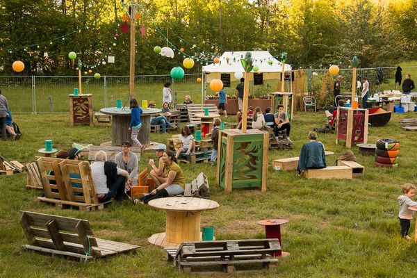 Un espace détente avec une partie du marché de producteurs locaux