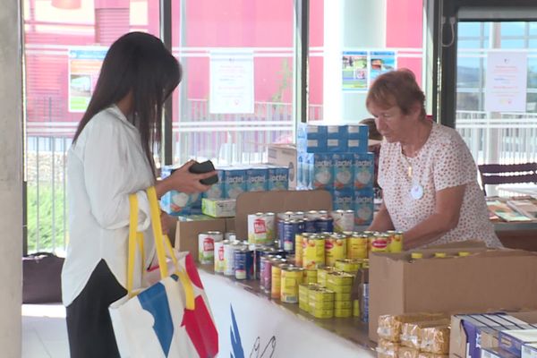 Distributions de denrée alimentaires aux étudiants précaires à Nîmes.