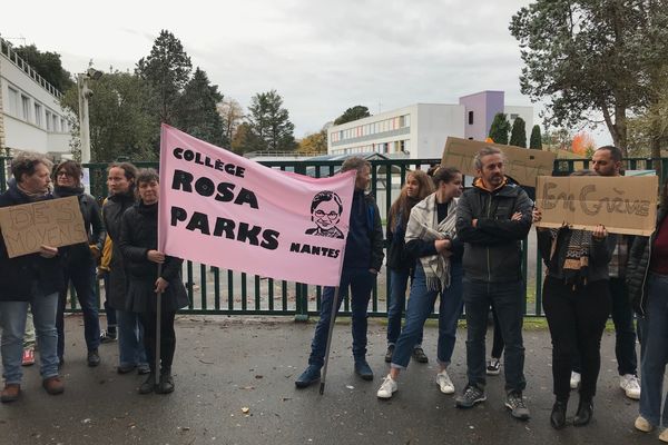 les enseignants du collége Rosa Parks en rgêve pour défendre leur vision de la mixité sociale le mardi 14 novembre 2023 devant les grilles de l'étabilssement