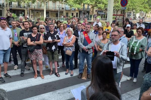 Plusieurs dizaines de personnes se sont rassemblées à Perpignan et Montpellier pour rendre hommage à Dominique Bernard, le professeur de Français assassiné à Arras.