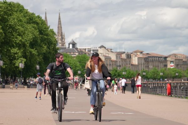 Cycliste sur les quais de Bordeaux, jeudi 5 mai 2023.