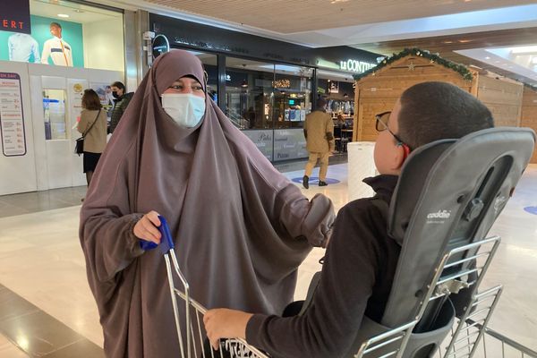 Un caddie adapté pour les enfants en situation de handicap dans un supermarché de Rennes