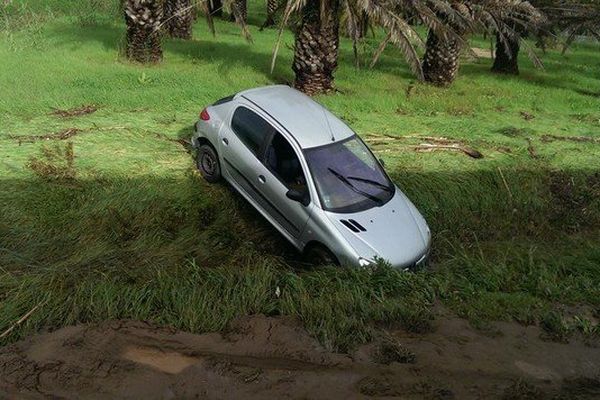 Voiture dans le fossé sur la voie rapide entre La Londe et Hyères.