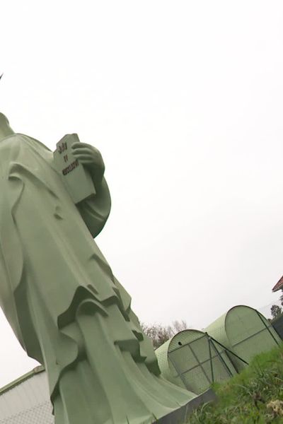 Une statue géante de la liberté trône dans le jardin de Gisèle Gantin.