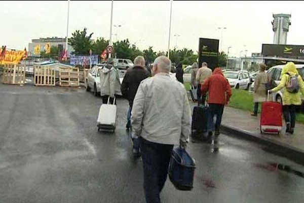 Les voyageurs doivent rejoindre l'aérogare d'Aulnat à pied.