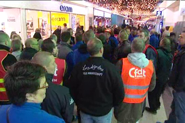 Une centaine de grévistes occupaient la galerie marchande du centre commercial d'Hérouville Saint clair ce jeudi matin