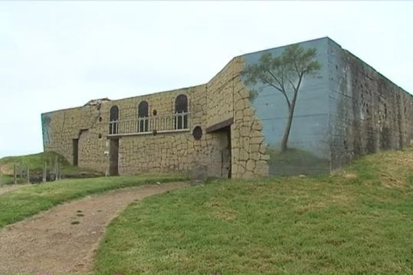 Camouflage : les bunkers d'Azeville (Manche) retrouvent petit à petit l'aspect qui était le leur durant la Seconde Guerre Mondiale.