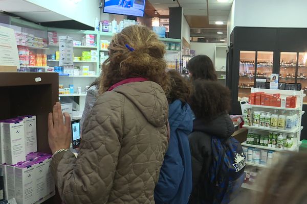Le retour du Covid, l'épidémie de grippe et le manque de personnel mettent sous tension les pharmacies de la région.