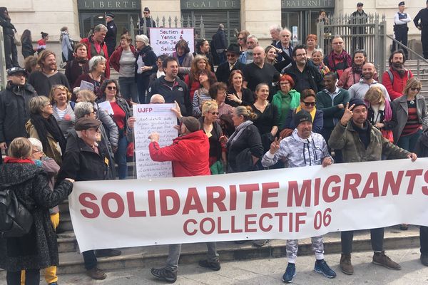 Un rassemblement se tient devant le palais de justice de Nice, avant un procès devant le tribunal correctionnel de Nice.