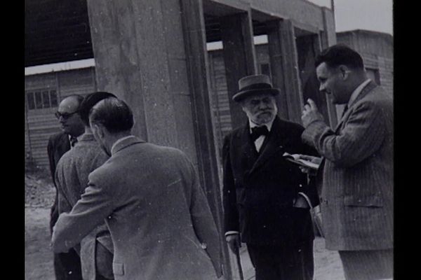 Auguste Perret est l'architecte de la reconstruction du centre-ville après les bombardements de la Seconde Guerre Mondiale. Il a réalisé plus de 130 hectares d'immeubles et la fameuse église Saint-Joseph.