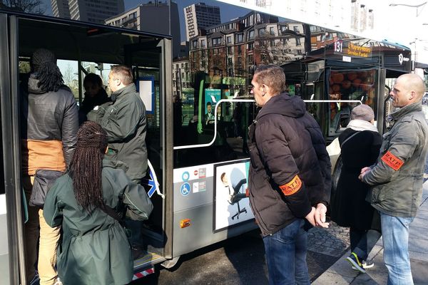 Une équipe de dix agents RATP, dont six en tenue et quatre en civil, effectuant une opération de contrôle en 2016 (archives).