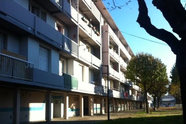 La fusillade qui a coûté la vie à un jeune habitant du quartier a eu lieu en bas de cet immeuble de la rue des Chamois