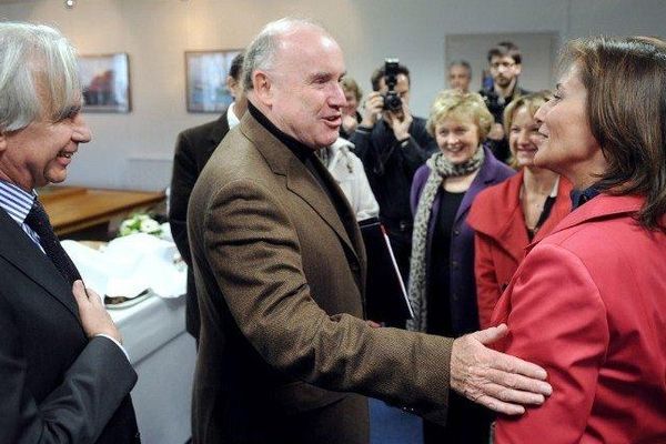 La présidente de la Région Poitou-Charentes, Ségolène Royal (PS) avec Dominique Bussereau, président Conseil Général de Charente-Maritime, sous le regard du maire de La Rochelle Maxime Bono, lors d'une cérémonie de signature de la Charte de développement durable du port de La Rochelle, le 8 décembre 2011.