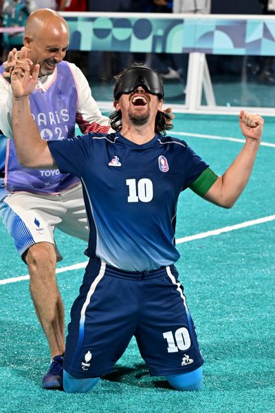 Frédéric Villeroux, fou de joie, lors de la victoire de l'équipe de France de Cécifoot, championne olympique face à l'Argentine. Frédéric Villeroux, de l'équipe UNADEV de Mérignac, affronte ce samedi 8 février l'équipe de Toulouse. A ses côtés, Yannick Le Colvez, guide de l'équipe de France de cécifoot, également coach de Mérignac.