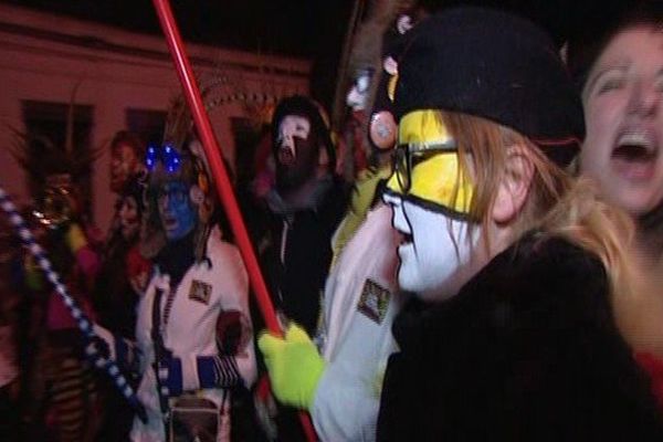 Au son du tambour major, les carnavaleux de Cassel réveil la ville dès 6 heures du matin le lundi de Pâques 