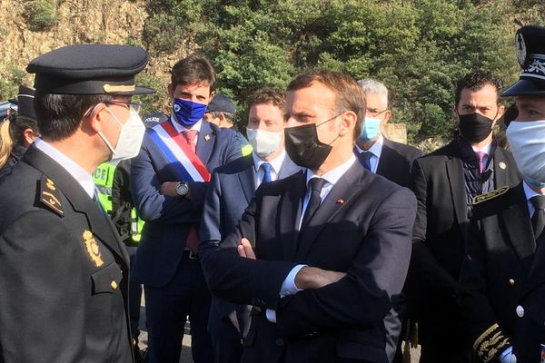 Emmanuel Macron est arrivé vers midi au poste frontalier de l'autoroute A9 du Perthus, dans les Pyrénées-Orientales