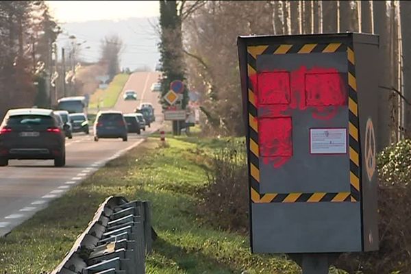 Les radars incendiés ou tagués comme en bordure de cette départementale. Les associations de lutte contre la violence routière s'inquiètent.