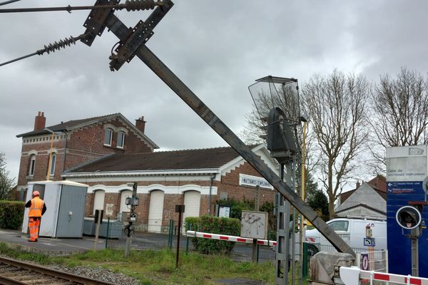 Un camion a endommagé des poteaux électriques sur un passage à niveau de l'axe ferroviaire Lille-Douai, occasionnant de fortes perturbations sur les trains.