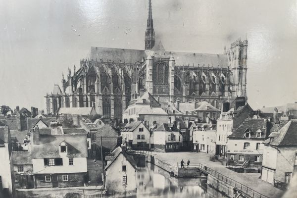 Place du Don avec vue sur la cathédrale (1860)