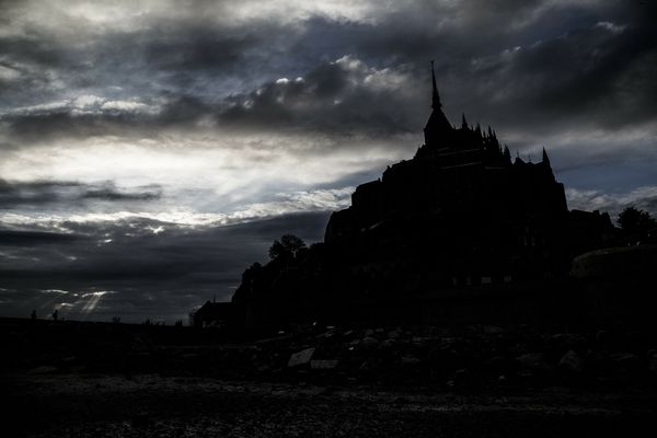 Jeu d'ombre et de lumière sur le Mont St Michel : les nuages y accompagneront l'essentiel de ce dimanche et priveront la Merveille de la Normandie d'une mise en clarté pourtant plus méritée.