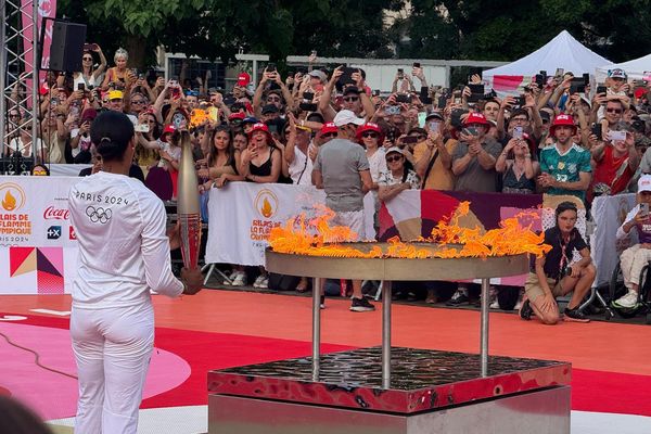 Allison Pineau, légende du handball français, enflamme le chaudron olympique le 27 juin 2024, place de la République à Metz.